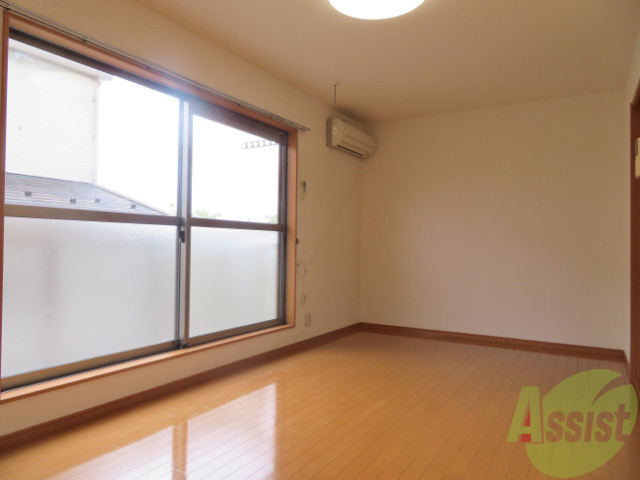 居室・リビング　９帖の洋室が広がっています。シックで落ち着きのあるお部屋。