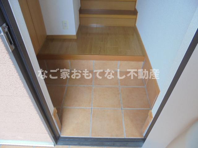 玄関　※写真は別号室