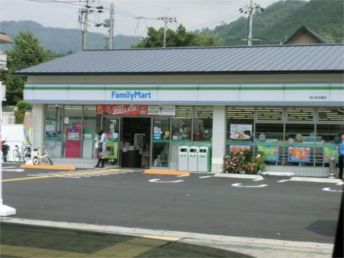 コンビニ　ファミリーマート白川北大路店（コンビニ）まで210m