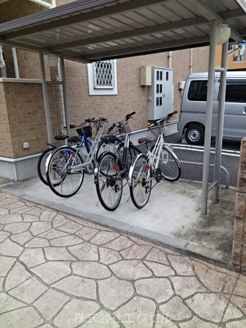 その他共有部分　屋根付きの駐輪場です。