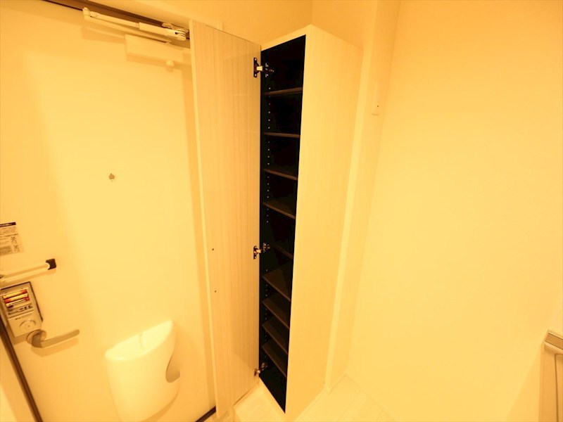 玄関　玄関　シューズボックス付（収納充実してます）　同仕様写真