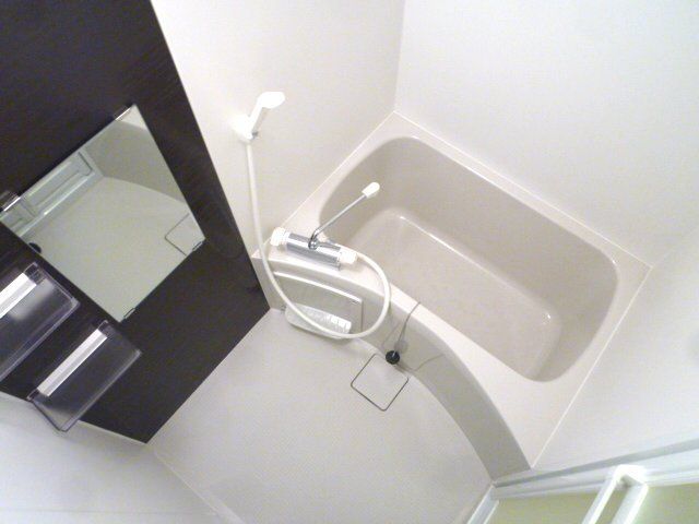 バス・シャワールーム　鏡付きの浴室です。