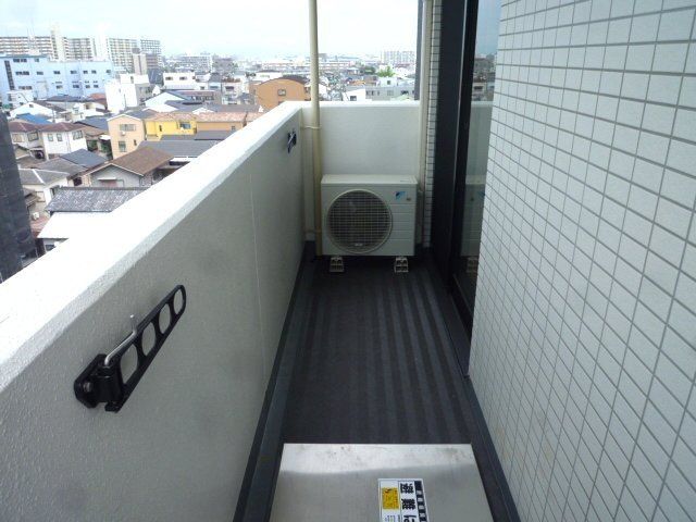 バルコニー　物干し付きのバルコニーです。