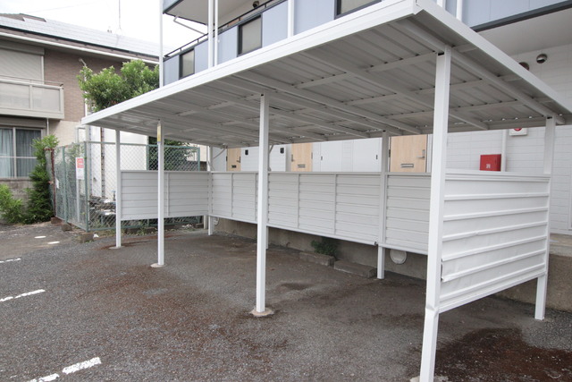 その他共有部分　駐輪場は広々屋根付き！