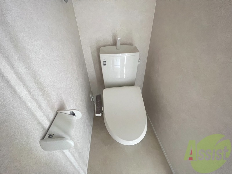 トイレ　温水洗浄便座なので快適に使用できそうですね。