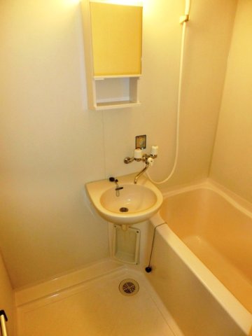 バス・シャワールーム　清潔感のあるバスルーム。