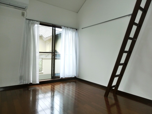 居室・リビング　東向きの明るい居室スペース。