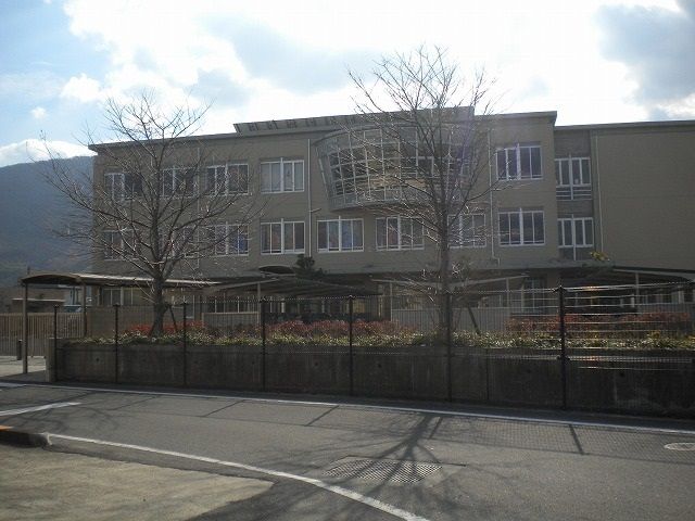 中学校　川島中学校（中学校）まで2600m