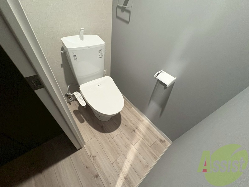 トイレ　暖房便座になっているので快適に使えますね。