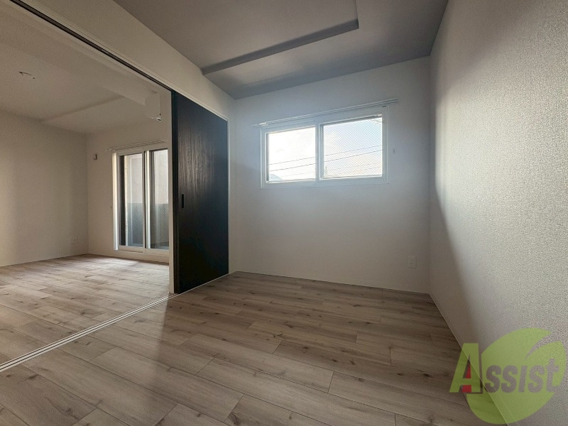 その他部屋・スペース　戸を閉めるとリビングと区切られた寝室にすることができますよ。