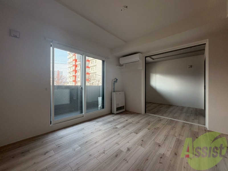 居室・リビング　木目のフローリングは落ち着きのある印象のお部屋になりますね。