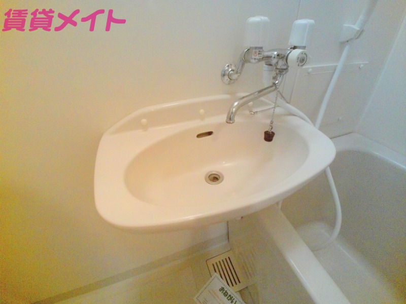 洗面設備　同型反転参考写真