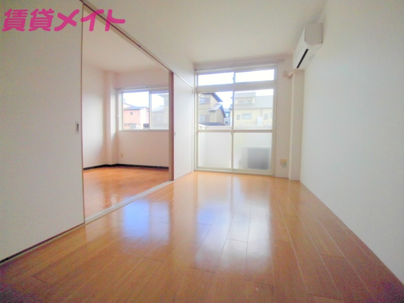 居室・リビング　同型反転参考写真