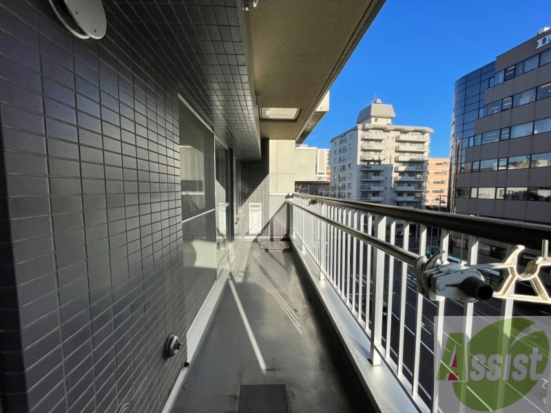 バルコニー　バルコニーは幅があり、広い印象を受けました。