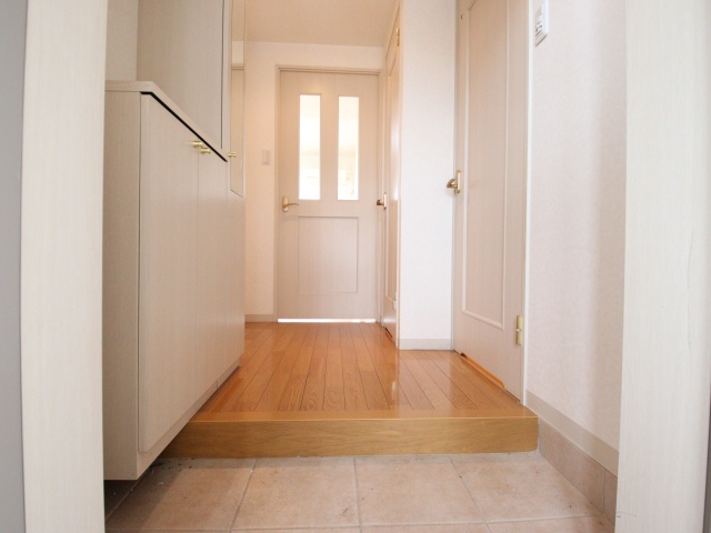 玄関　※写真は別室の参考写真です。現況優先。