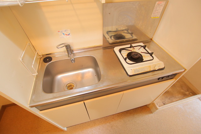 キッチン　※清掃前のお部屋となります