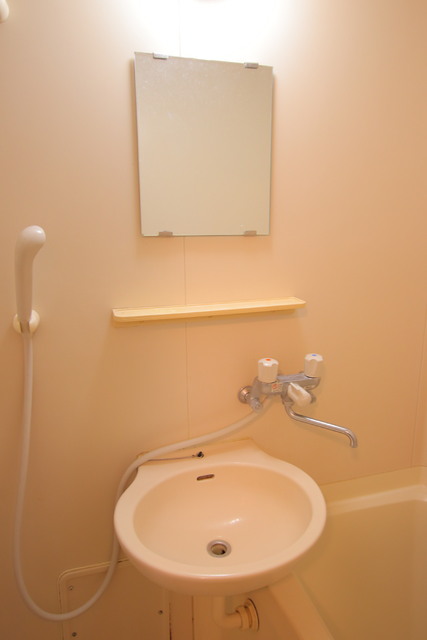 洗面設備　※清掃前のお部屋となります