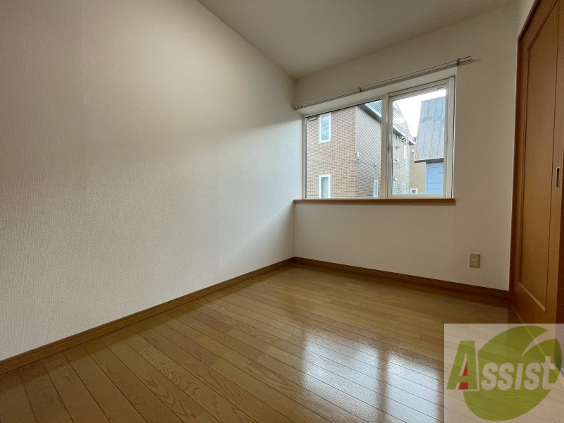 その他部屋・スペース　こちらのお部屋は光が差し込む、温かみのあるお部屋です。