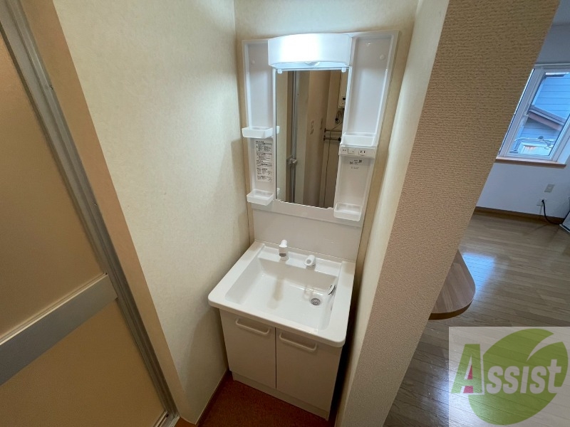 洗面設備　独立洗面台です。大きくてよいですね。シャンプーもできます！