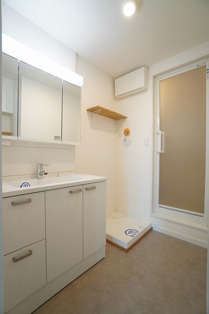 洗面設備　ゆったりとスペースのある洗面所