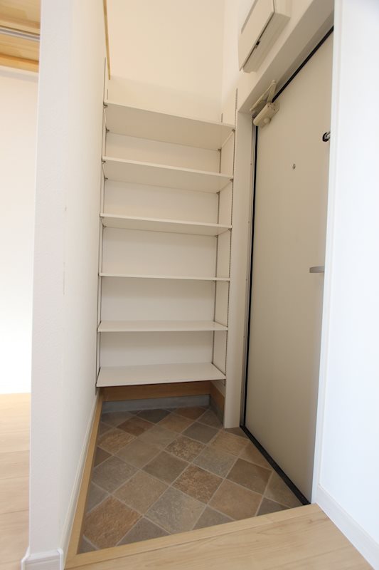 玄関　玄関には見せて飾って収納するシューズラックが付いています★