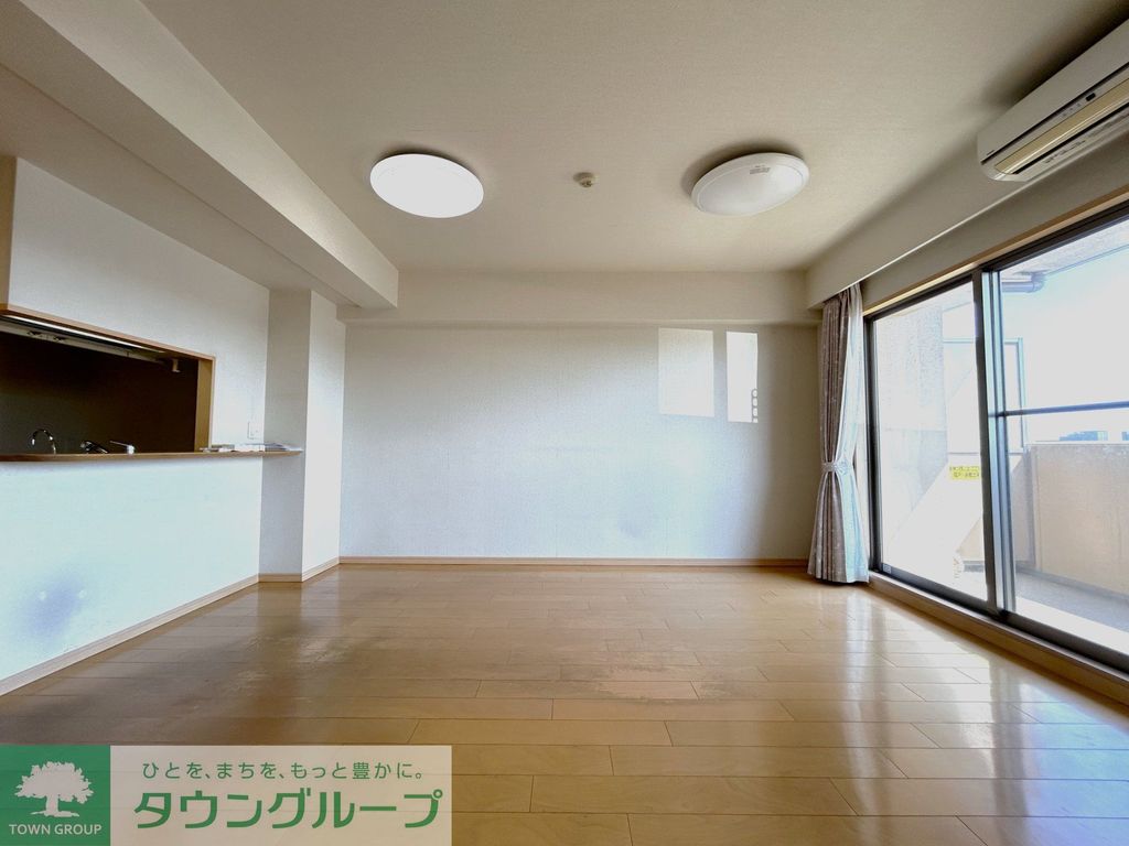 居室・リビング　LD約10.1帖、照明・カーテンは撤去予定（クリーニング前）