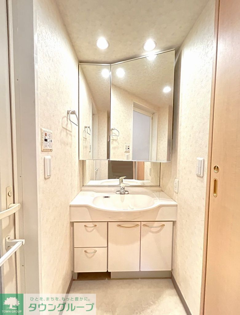 洗面設備　３面鏡収納タイプ洗面化粧台（クリーニング前）