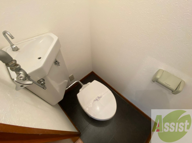 トイレ　こちらはトイレです。清潔感があり、安心して使用できます。