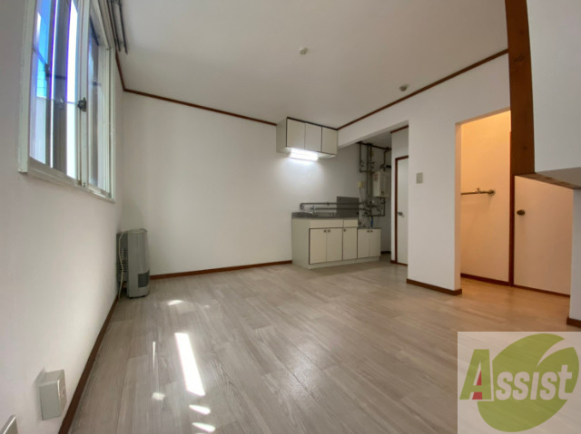 居室・リビング　８．５帖の洋室です。広々として、きれいですね。