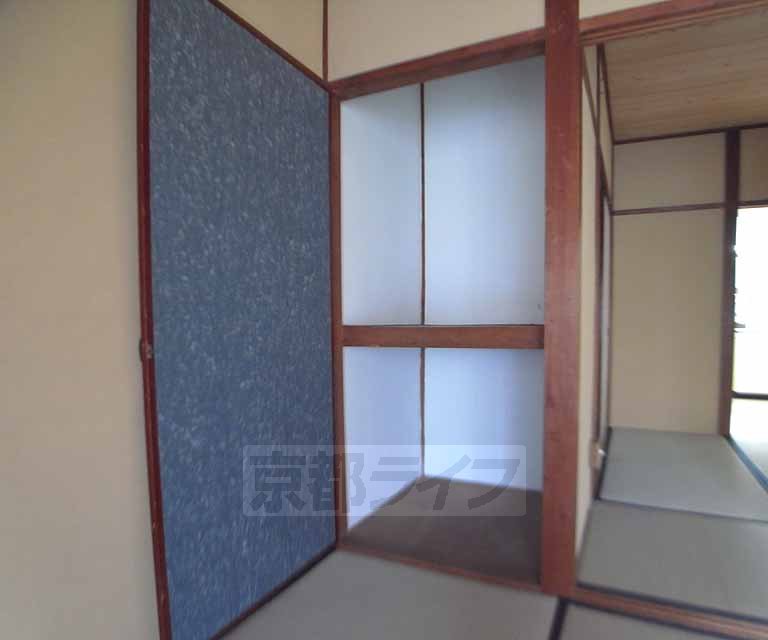 洗面設備　奥のお部屋にも収納スペース