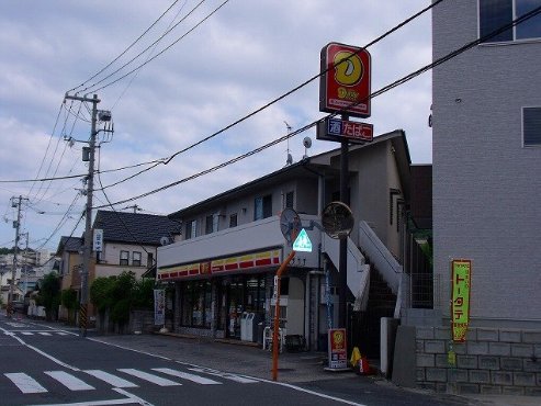 コンビニ　ニューヤマザキデイリーストア戸坂くるめ木店（コンビニ）まで442m