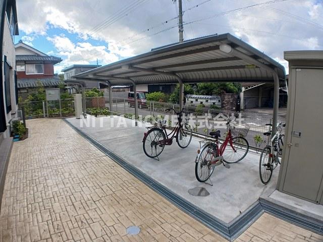 エントランス　屋根付きの駐輪場は無料です＊