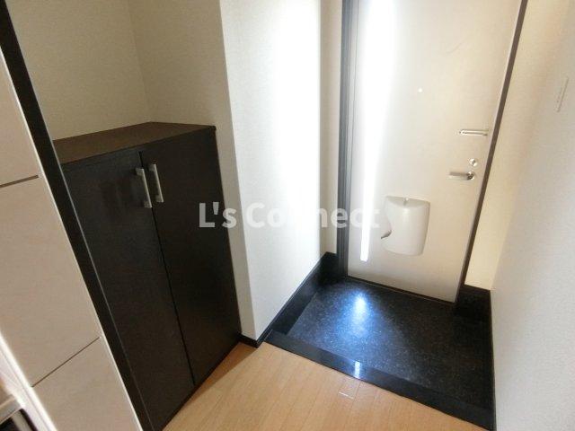 玄関　下駄箱付きで靴も収納できます。