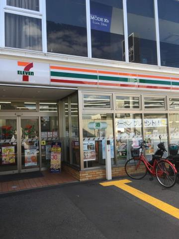 コンビニ　セブンイレブン（コンビニ）まで688m
