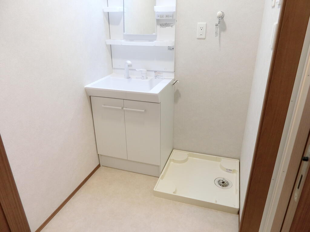洗面設備　同物件別部屋(同タイプ間取り)のものです。