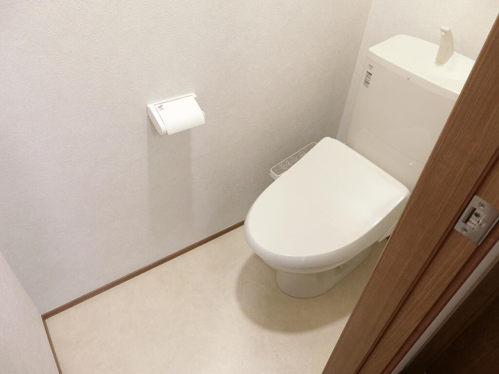 トイレ　同物件別部屋(同タイプ間取り)のものです。