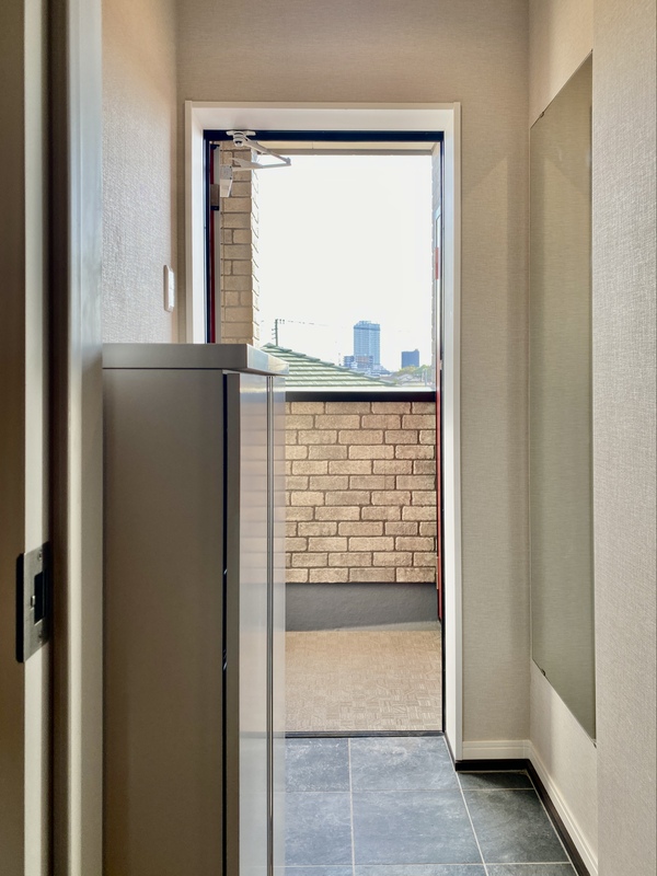 玄関　姿鏡・シューズボックスの付いた玄関♪