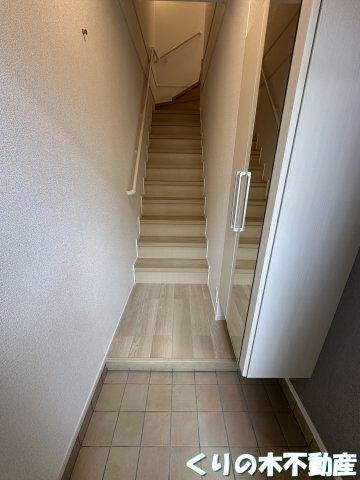 玄関　同タイプのお部屋です（現況を優先します）