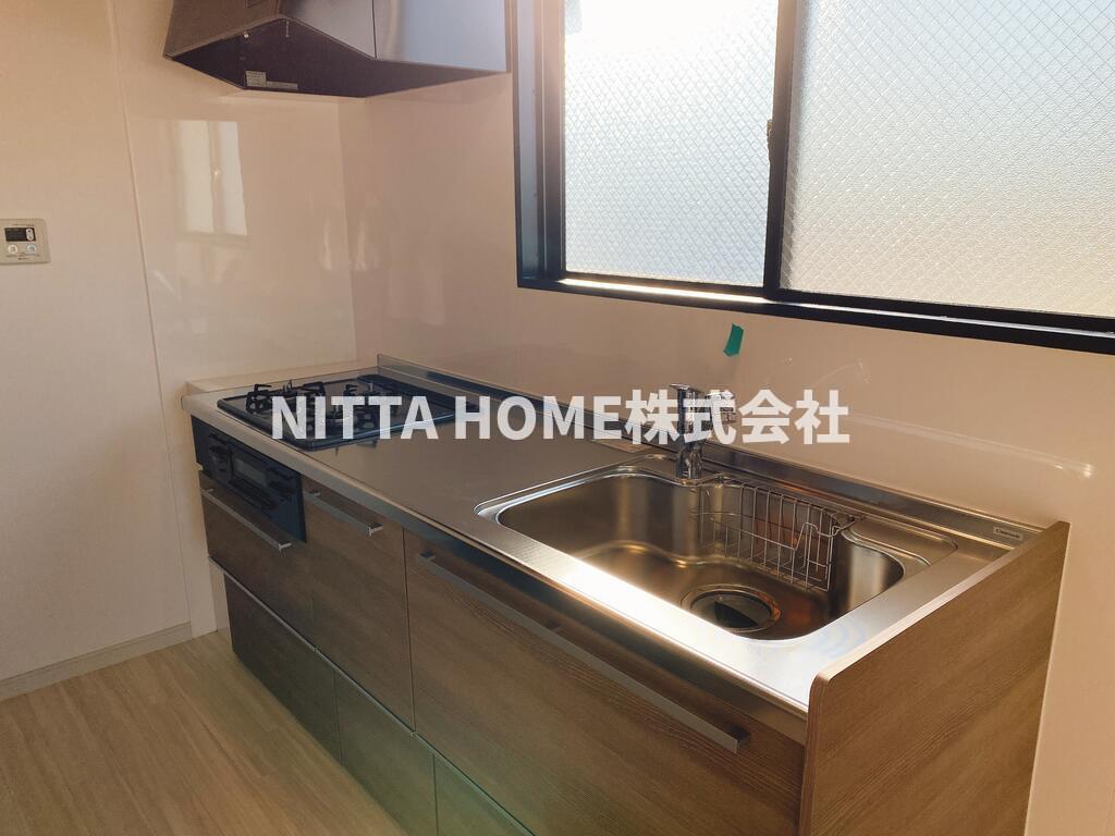 キッチン　キッチンの前に小窓有り◎嬉しい３口コンロ付き