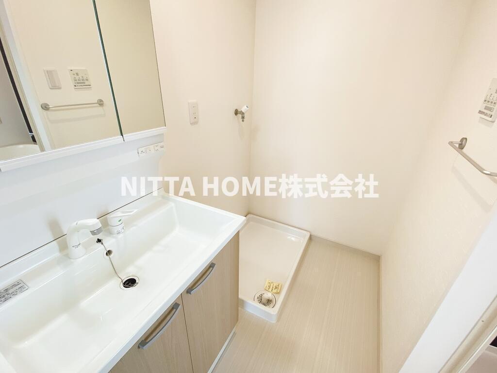 洗面設備　三面鏡の洗髪洗面化粧台を完備☆