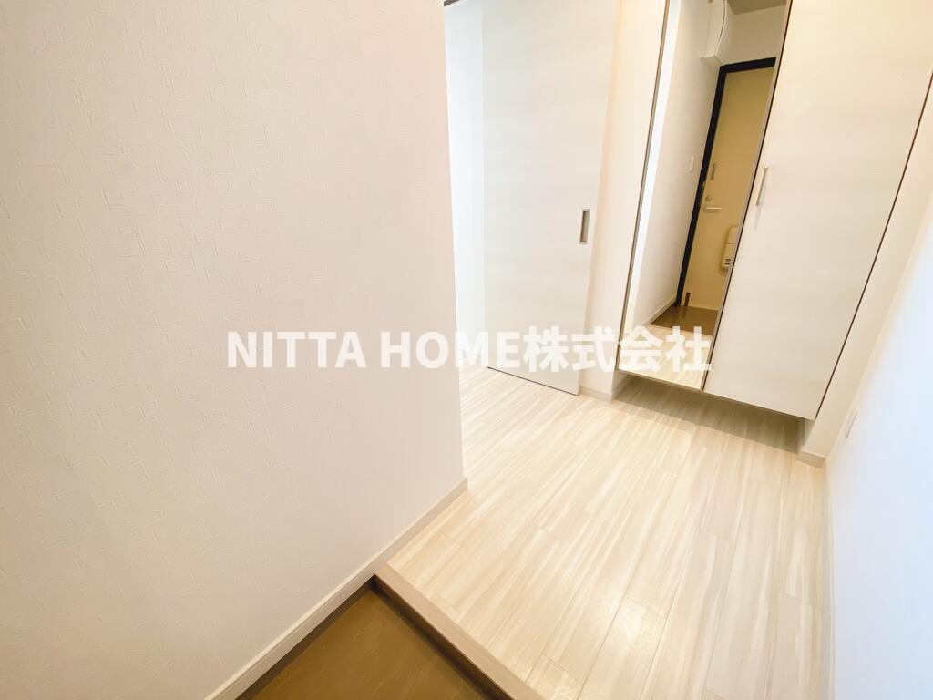 玄関　ミラー付きのシューズボックスも設置済み◎