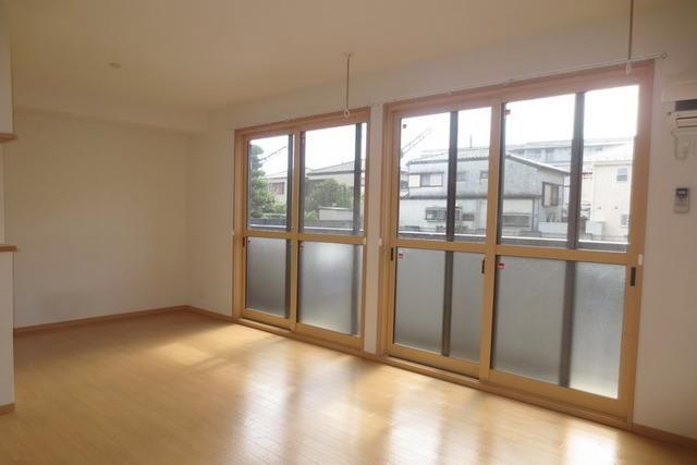 居室・リビング　窓が大きく開放的なお部屋です。