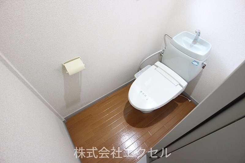 トイレ　温水洗浄便座付きです。