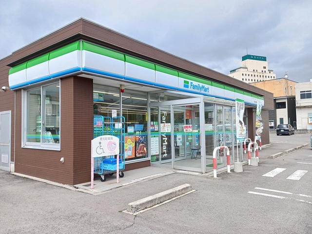 コンビニ　ファミリーマート大館向町店（コンビニ）まで784m