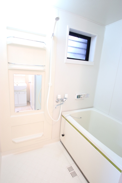 バス・シャワールーム　追焚き付きの浴室です★