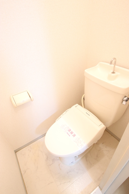 トイレ　快適に使用できる温水洗浄便座です★