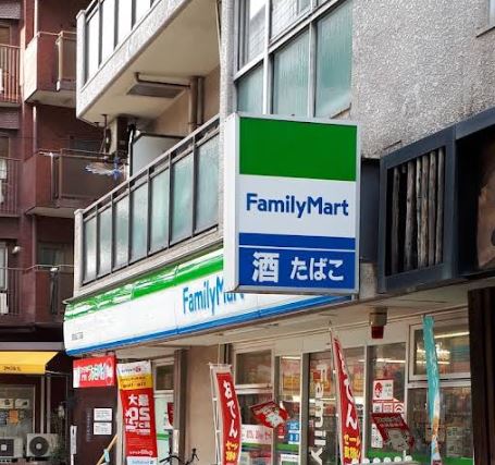 コンビニ　ファミリーマート 京町堀三丁目店（コンビニ）まで412m