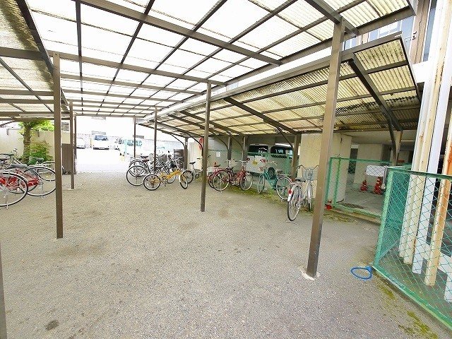 その他共有部分　ゆったりとした駐輪スペースを完備。