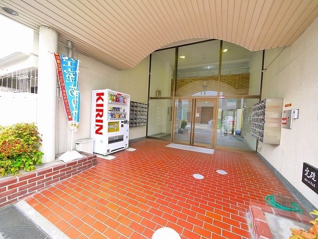 エントランス　オートロック付きで安心ですね。