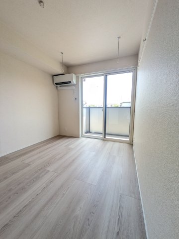 その他部屋・スペース　南側6.1帖の洋室です。
